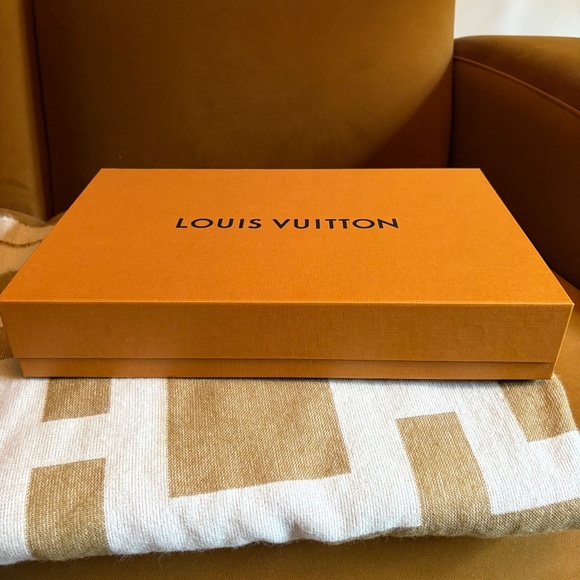 Louis Vuitton Magnetic Gift Box with Tag, Ribbon and Bag - Picture 2 of 9